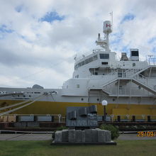 八甲田丸前に立つ歌謡碑 