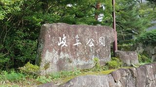 山の上のお城を仰ぎ見る
