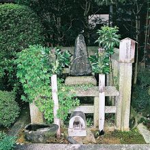 松尾芭蕉の墓。