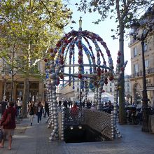 駅の地上出口。