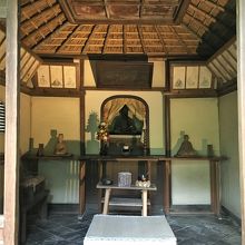 翁堂内部と伊藤若冲の天井画。