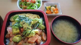 海外で食べる｢サーモン丼｣も美味しいです！