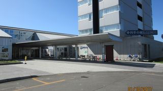 土産店・ホテル・温泉まである大きな施設。