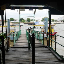 ボードウォークの先が桟橋です