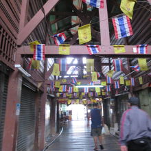 通路はシャッター通りにも見えました