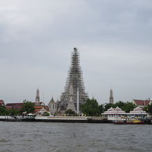 桟橋からはワットアルンの大仏塔が見えます