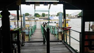 ワットアルンに渡る船着き場