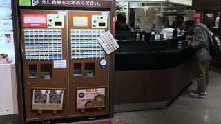 駅ホーム内の駅そば