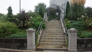 道路沿いの小さな公園