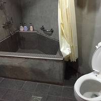 バスタブが広く深いので湯をためるのが大変。