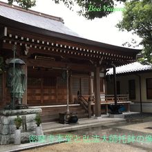 本堂横には弘法大師托鉢の像