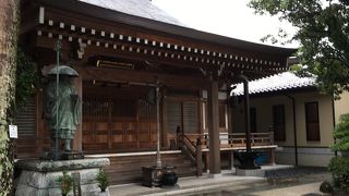 愛染かつらの木、弘法大師像が印象的