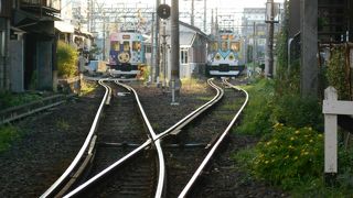 駅の手前の踏切からは上下線のすれ違いの様子が楽しめます