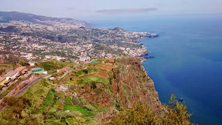 フンシャル市街とカマラ・デ・ロボスの方面の素晴らしい景色