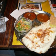 2種類のカレーのランチ