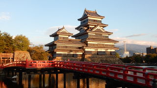 黒い板壁と白い漆喰の天守に、赤い彩を添える橋です。ただし想像で造られた残念な面も・・・。