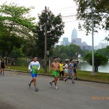 ジョギングする人たち。