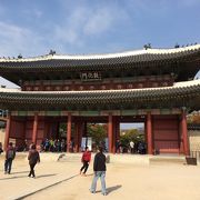 「昌徳宮」の正門にして、ソウルの宮殿に現存する最古の正門