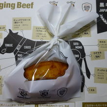 お土産にお肉の入ったマドレーヌをいただきました．