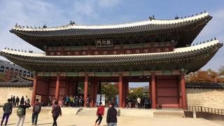 「昌徳宮」の正門にして、ソウルの宮殿に現存する最古の正門