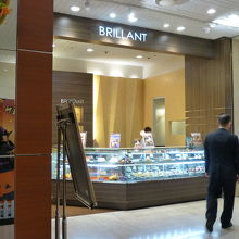 新阪急ホテルのバス停側にあります．