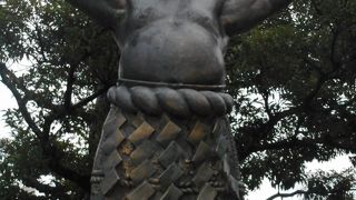 駐車場のそばにある銅像