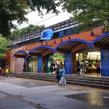 真ん中のヘルメットがとてもとても目立つ。