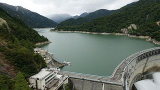 黒部ダムと黒部湖を見下ろせる絶景