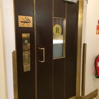 レトロなエレベーター。手前に引いて入ります。