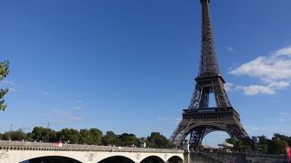 視線はエッフェル塔に