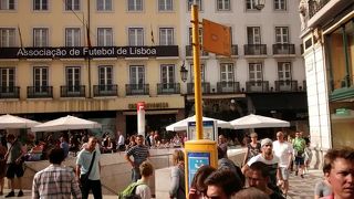 コメルシオ広場へ降りていくと、テジョー川がだんだん見えてきます。