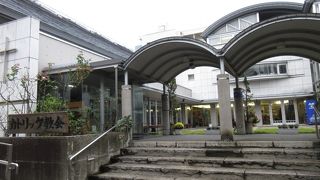 ガラスを多く使った建物です