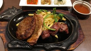 自家製焼きたてパンとサラダバーがあります