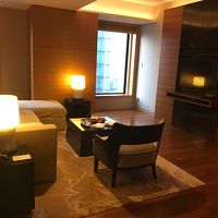 広いリビング付きのスイートルーム