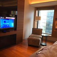 ベッドルームにも大型テレビがあります。