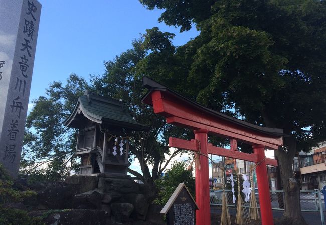 史蹟と祠がある