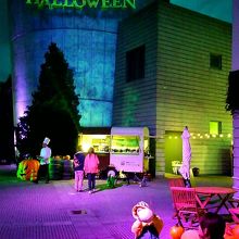 ハロウィンの世界をプロジェクターマッピングで