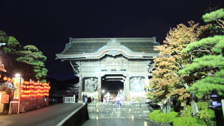 ライトアップされています