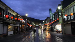 日暮れ時は半分以上閉店していました