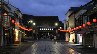 濡れた石畳に行燈