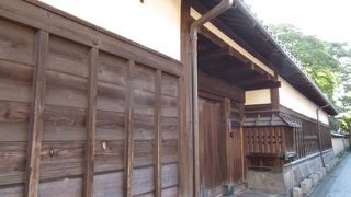 堅い守りの門です