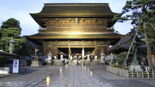 二層入母屋造りの善光寺の門