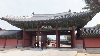 昌徳宮で、「敦化門」から入場して右に回り「錦川橋」を渡るとあるのが「進善門」。