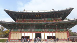 「昌徳宮」の正殿で、朝鮮500年の間で最も長い間の法殿の役割をしていた所