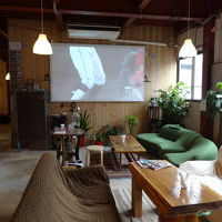 ロビーは夜はバーに変身