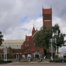 全面が赤い教会です