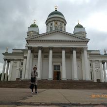 階段に向かって左側に正面入口があります。