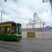 ヘルシンキ大聖堂前を走るトラム。