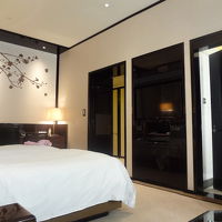 落ち着いた意匠の室内