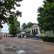 昨夜の雨にぬれた公園。